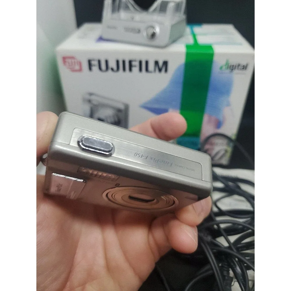 FUJIFILM Finepix F450 5.2MP Digital Camera FOR PARTS BAD SCREEN. camera turns on